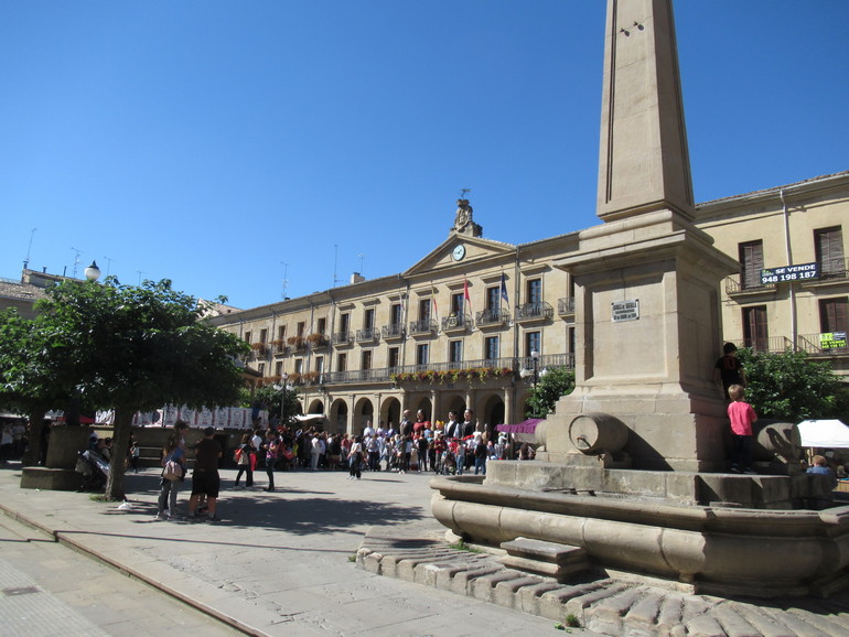Zicht op het centrale plein in Tafalla